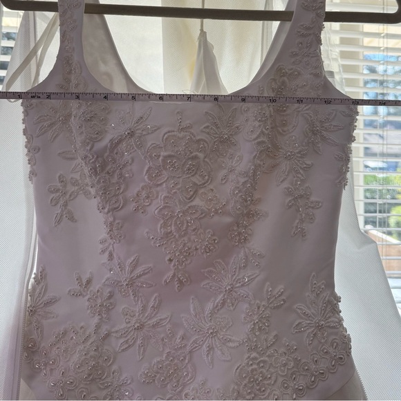 Vintage, White Sleeveless Wedding Gown with beaded bodice and full tulle skirt - Picture 11 of 16